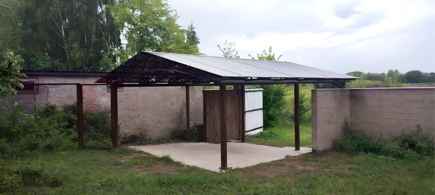 Двускатный навес с поликарбонатом для автомобиля Полузакрытый навес с крышей из поликарбоната